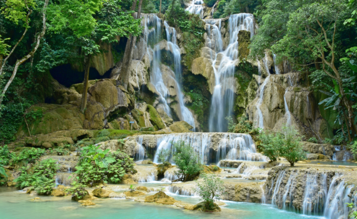 Découvrez le Laos en 4 jours avec un circuit de Vientiane à Luang Prabang : temples, train panoramique, Mékong, grottes Pak Ou et cascades Kuang Si.