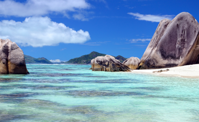 Partez à la découverte d’un autre visage des Seychelles avec un itinéraire confidentiel entre Mahé, Silhouette Island et Praslin. Un voyage au plus près de la nature, entre forêts tropicales, plages sauvages, tortues géantes et îles préservées.