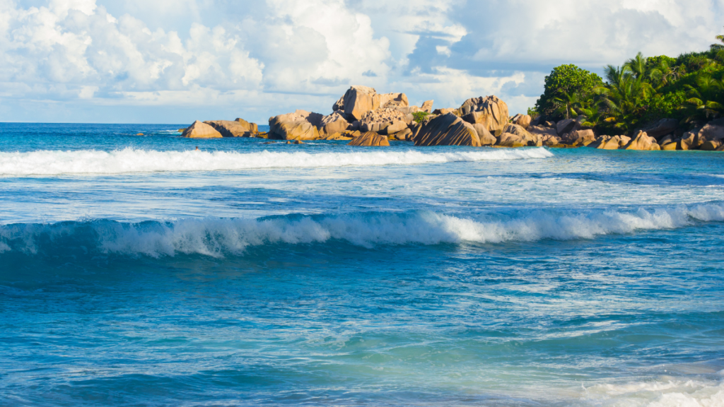 Plage tropicale et montagnes de Mahé aux Seychelles