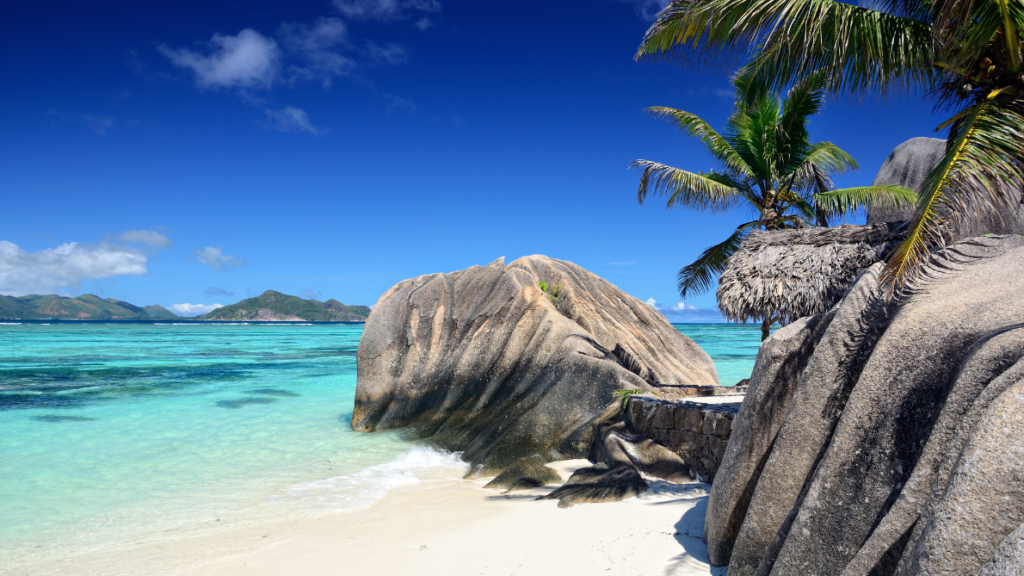 Vue panoramique sur une plage paradisiaque des Seychelles